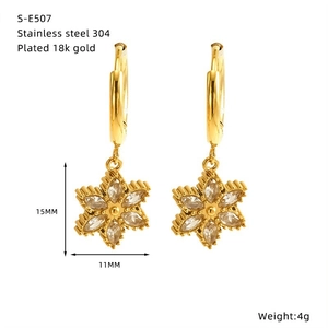 Dimensioni dettagliate degli orecchini a fiore placcati oro 18k con zirconi incastonati