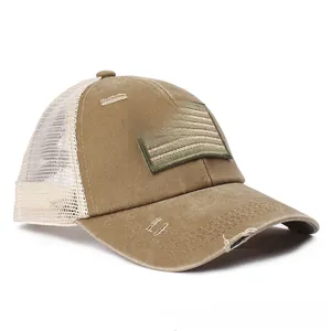 Nahaufnahme der khaki Trucker-Mütze mit abgenutztem Schirm und US-Flaggen-Stickerei