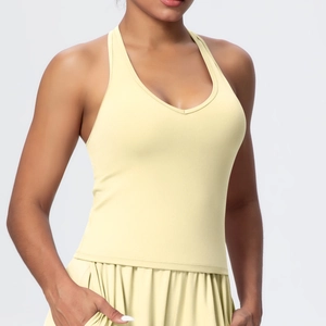 Dettaglio del top da yoga giallo crema elasticizzato con scollo a V e vestibilità slim