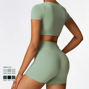 Salbeigrünes Yoga-Set mit kurzem Oberteil und hoch taillierten Shorts aus Stretch