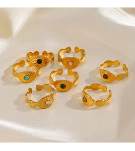 Détail de sept bagues martelées plaquées or 18K avec des pierres naturelles colorées