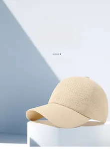 Detailaufnahme des beigen, atmungsaktiven Netzgewebes der schnelltrocknenden Baseballkappe