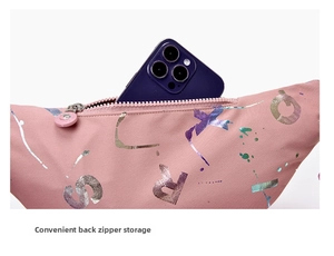 Détail de la banane en nylon rose montrant une poche arrière zippée pour ranger un téléphone