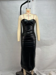 Détail d'une robe moulante en similicuir noir montrant la texture froncée et le décolleté bustier
