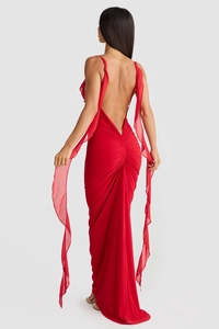 Détail d'une robe de soirée rouge dos nu avec décolleté en V et rubans élégants à la taille