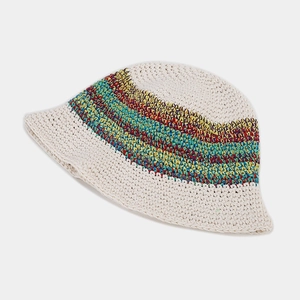 Détails de la texture crochetée à la main et rayures arc-en-ciel sur ce chapeau bob beige