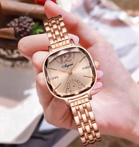Détail de la montre carrée or rose avec lunette en strass et verre facetté au poignet