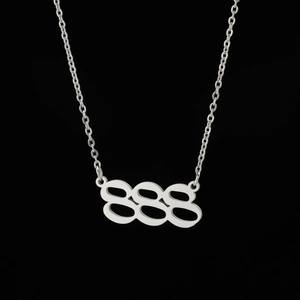 Détail du pendentif argenté numéro d'ange 888 avec chaîne en acier poli