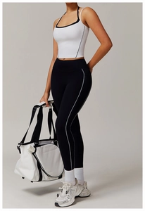 Detalle de leggings de yoga de cintura alta con rayas laterales y top deportivo blanco