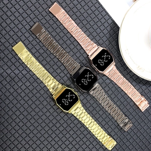 Drei LED-Digitaluhren mit Metallarmbändern in Gold, Silber und Roségold-Ausführung