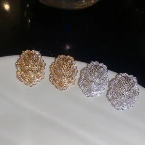 Boucles d'oreilles ovales évidées élégantes avec oxydes de zirconium en doré et argenté