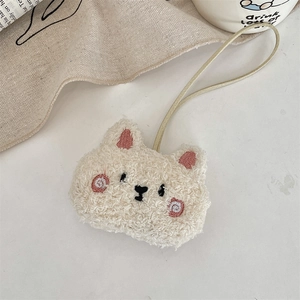 Dettaglio del charm in peluche bianco con ricamo rosa e cordino elastico su sfondo bianco
