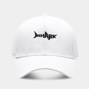 Detailaufnahme der weißen Baumwoll-Basecap mit schwarzer SHARK-Stickerei und feinen Nähten