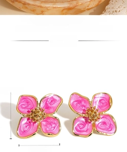 Vue détaillée des boucles d'oreilles fleur rose 20mm avec cœur doré et texture