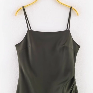 Elegante diep olijfgroene satijnen slipdress met dunne bandjes aan een gouden hanger