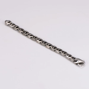 Gros plan d'un bracelet chaîne argenté vintage avec texture d'écailles et poinçon S925