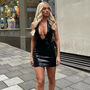 Détail d'une robe courte sexy à paillettes noires avec décolleté en V plongeant et licou chic