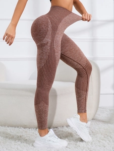 Dettaglio dei leggings yoga senza cuciture a vita alta con effetto glutei push-up