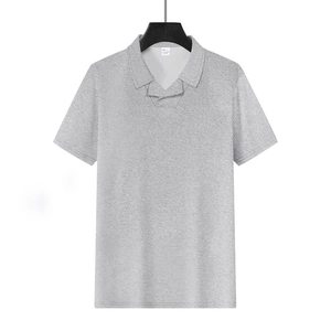 Primer plano de la textura de gofre gris claro y cuello polo en camiseta de hombre de manga corta