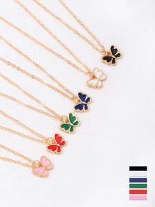 Détail de pendentifs papillon en six couleurs d'émail avec chaînes dorées