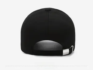 Vue arrière d'une casquette de baseball noire avec une boucle en métal argenté réglable