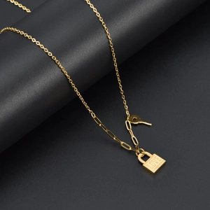 Collier exquis en acier inoxydable doré avec pendentifs cadenas LOVE et petite clé