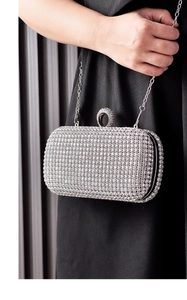 Dettaglio della borsa da sera in strass argento con chiusura a diamante e catenella