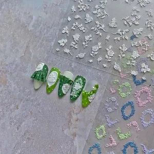 Pegatinas 3D para uñas con relieves de rosas y marcos florales en uñas verdes