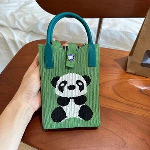 Vue détaillée du mini sac en tricot vert avec motif panda mignon et poignée ronde rigide