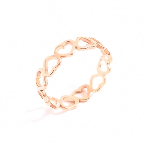 Close-up of rose gold interlocking heart ring featuring a continuous镂空 design detail