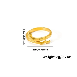 Macro d'une bague serpent dorée texturée avec indications de diamètre et de poids net
