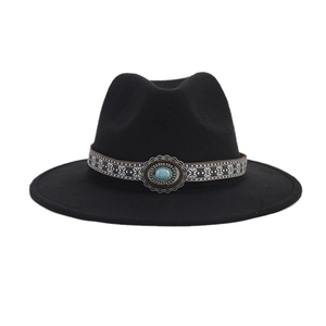 Sombrero fedora negro de ala ancha con banda étnica y detalle de piedra turquesa