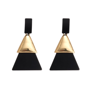 Boucles d'oreilles triangulaires minimalistes en acrylique noir avec accents dorés