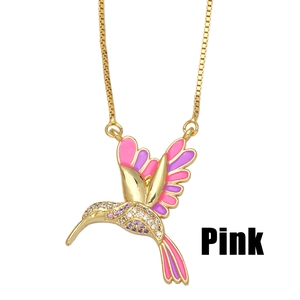 Charmant collier pendentif colibri en or avec émail rose et strass étincelants