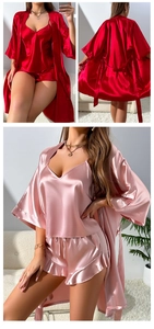 Detail eines Seidensatin-Pyjama-Sets mit Rüschenshorts und passendem langärmeligem Morgenmantel