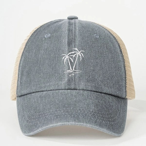 Détail de la broderie cocotier sur une casquette trucker gris délavé et beige