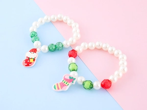 Detailansicht von Weihnachtsperlenarmbändern mit Weihnachtsmann und Sockenanhängern