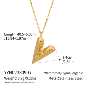 Détails du pendentif cœur doré à texture martelée et dimensions précises du collier