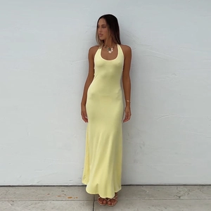 Elegantes hellgelbes Neckholder-Maxikleid rückenfrei in schmaler Passform für den Sommer
