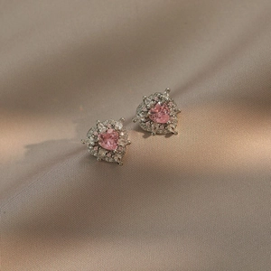 Boucles d'oreilles cœur en zircon rose sur socle argenté et fond en soie dorée