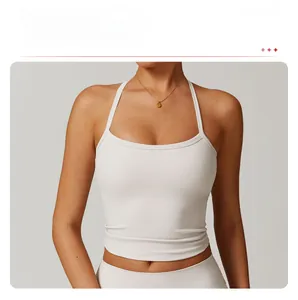 Détail du haut de sport blanc de yoga avec licou et design ajusté offrant un soutien