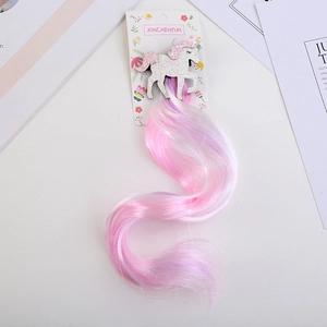 Pince à cheveux licorne pailletée avec perruque dégradée rose et blanc sur carte fleur