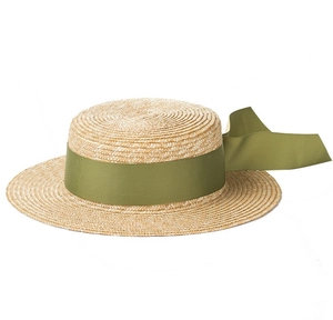 Dettaglio della trama del cappello boater in paglia di frumento con nastro verde oliva