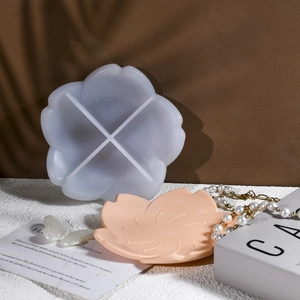 Detailansicht der lichtdurchlässigen Silikonform in Blumenform mit orangefarbenem Tablett
