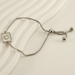 Verstellbares Armband aus Edelstahl mit Buchstaben C und weißem Muschel-Anhänger