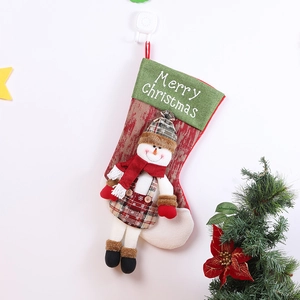 Detailansicht eines roten Weihnachtssöckchens mit Schneemannfigur und Stickerei-Schriftzug