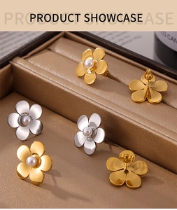 Gros plan sur des boucles d'oreilles fleur en titane avec perle en finitions or et argent