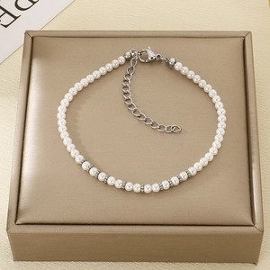 Détail de bracelet de cheville en perles ajustables avec fermoir en métal argenté