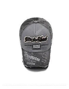 Detail der Rock Shark Stickerei und distressed Denim-Textur auf grauer Vintage-Baseballkappe