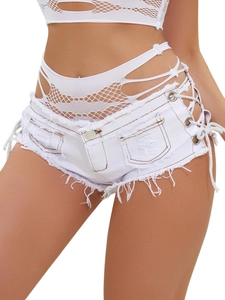 Gros plan sur un mini-short en jean blanc avec bords effilochés et détails de laçage